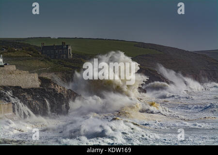 Porthleven, Cornwall, UK. 16 Oct, 2017. Météo britannique. Les vents et les vagues continuent d'augmenter dans l'extrême sud à l'ouest de Cornwall que storm Ophelia continue. Crédit : Simon Maycock/Alamy Live News Banque D'Images