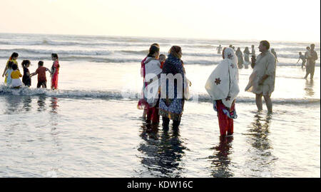 Les résidents de Karachi se réunissent à Clifton Beach pendant une agréable soirée après une chaude journée de saison estivale, à Karachi le dimanche 15 octobre 2017. Banque D'Images