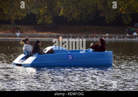 Londres, Royaume-Uni. 16 Oct, 2017. Météo britannique. Les gens profiter du soleil à Hyde Park que Storm s'approche du nord de l'UK Crédit : JOHNNY ARMSTEAD/Alamy Live News Banque D'Images