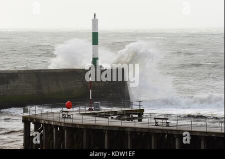 Aberystwyth Wales, Royaume-Uni. 16 octobre 2017. Météo britannique : les vestiges du système de tempête Ophelia, avec des vents de l'ouragan Force 12 poussant jusqu'à 80 km/h, frappe Aberystwyth sur la côte de Cardigan Bay de la mer d'Irlande dans l'ouest du pays de Galles. Le met Office a émis un avertissement météorologique orange, avec de bonnes chances que des coupures de courant se produisent, avec le potentiel d'affecter d'autres services, tels que la couverture de téléphonie mobile. Crédit : keith morris/Alamy Live News Banque D'Images