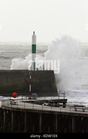 Aberystwyth Wales, Royaume-Uni. 16 octobre 2017. Météo britannique : les vestiges du système de tempête Ophelia, avec des vents de l'ouragan Force 12 poussant jusqu'à 80 km/h, frappe Aberystwyth sur la côte de Cardigan Bay de la mer d'Irlande dans l'ouest du pays de Galles. Le met Office a émis un avertissement météorologique orange, avec de bonnes chances que des coupures de courant se produisent, avec le potentiel d'affecter d'autres services, tels que la couverture de téléphonie mobile. Crédit : keith morris/Alamy Live News Banque D'Images