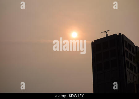 Londres, Royaume-Uni. 16 octobre 2017. Météo Royaume-Uni. L'étrange soleil rouge provoqué par l'ouragan Ophelia et la poussière en provenance du sud de l'Europe et de l'Afrique surplombe la 200 Aldersgate Street sur le mur de Londres. Crédit : F Fawcitt Photography/Alay Live News Banque D'Images