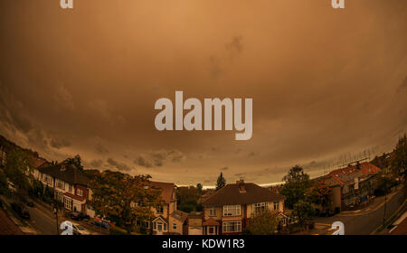 Wimbledon, Londres, Royaume-Uni. 16 octobre 2017. UK Météo. Le ciel s'assombrit en milieu d'après-midi et prend une couleur orange chaude lorsque le bord de l'ouragan Ophelia passe à Londres. Crédit : Malcolm Park/Alamy Live News. Banque D'Images