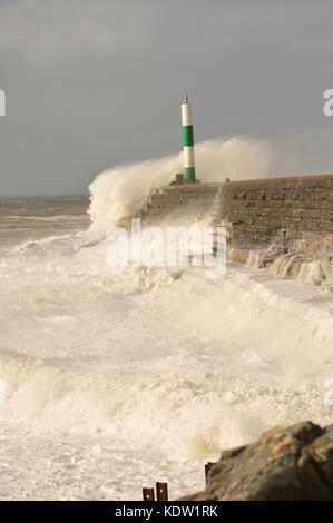 Aberystwyth pays de Galles Royaume-Uni, lundi 16 octobre 2017 Météo britannique : les vestiges du système de tempête Ophelia, avec des rafales de vent de l'ouragan Force 12 jusqu'à 80 km/h, frappe Aberystwyth sur la côte de Cardigan Bay de la mer d'Irlande dans l'ouest du pays de Galles. Le met Office a émis un avertissement météorologique orange, avec de bonnes chances que des coupures de courant se produisent, avec le potentiel d'affecter d'autres services, tels que la couverture de téléphonie mobile. Des débris volants sont probables, tels que des tuiles soufflées des toits, ainsi que de grandes vagues autour des districts côtiers avec des matériaux de plage jetés sur les routes côtières, les fronts de mer et les propriétés. Cela mène Banque D'Images