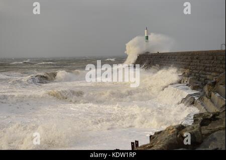 Pays de Galles Aberystwyth uk, lundi 16 octobre 2017 uk weather : les vestiges du système de tempête de la force de l'ouragan Ophelia, avec des rafales de 12 jusqu'à 80mph, grèves aberystwyth, sur la côte de la baie de Cardigan de la mer d'Irlande dans l'ouest du pays de Galles. le met office a émis une alerte météo orange, avec une bonne chance, des coupures de courant peuvent se produire, avec le potentiel d'affecter d'autres services, tels que la couverture réseau. projection de débris est probable, comme l'expulsion de tuiles toitures, ainsi que de grandes vagues autour de districts côtiers avec matériaux de plage d'être jetée sur les routes côtières, fronts de mer et les propriétés. Banque D'Images