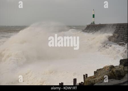 Pays de Galles Aberystwyth uk, lundi 16 octobre 2017 uk weather : les vestiges du système de tempête de la force de l'ouragan Ophelia, avec des rafales de 12 jusqu'à 80mph, grèves aberystwyth, sur la côte de la baie de Cardigan de la mer d'Irlande dans l'ouest du pays de Galles. le met office a émis une alerte météo orange, avec une bonne chance, des coupures de courant peuvent se produire, avec le potentiel d'affecter d'autres services, tels que la couverture réseau. projection de débris est probable, comme l'expulsion de tuiles toitures, ainsi que de grandes vagues autour de districts côtiers avec matériaux de plage d'être jetée sur les routes côtières, fronts de mer et les propriétés. Banque D'Images