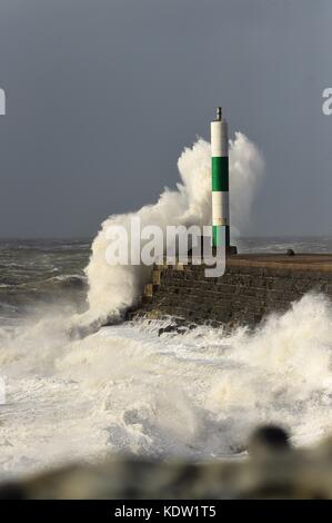 Aberystwyth pays de Galles Royaume-Uni, lundi 16 octobre 2017 Météo britannique : les vestiges du système de tempête Ophelia, avec des rafales de vent de l'ouragan Force 12 jusqu'à 80 km/h, frappe Aberystwyth sur la côte de Cardigan Bay de la mer d'Irlande dans l'ouest du pays de Galles. Le met Office a émis un avertissement météorologique orange, avec de bonnes chances que des coupures de courant se produisent, avec le potentiel d'affecter d'autres services, tels que la couverture de téléphonie mobile. Des débris volants sont probables, tels que des tuiles soufflées des toits, ainsi que de grandes vagues autour des districts côtiers avec des matériaux de plage jetés sur les routes côtières, les fronts de mer et les propriétés. Cela mène Banque D'Images