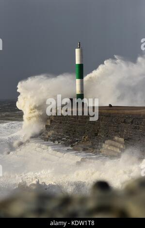 Pays de Galles Aberystwyth uk, lundi 16 octobre 2017 uk weather : les vestiges du système de tempête de la force de l'ouragan Ophelia, avec des rafales de 12 jusqu'à 80mph, grèves aberystwyth, sur la côte de la baie de Cardigan de la mer d'Irlande dans l'ouest du pays de Galles. le met office a émis une alerte météo orange, avec une bonne chance, des coupures de courant peuvent se produire, avec le potentiel d'affecter d'autres services, tels que la couverture réseau. projection de débris est probable, comme l'expulsion de tuiles toitures, ainsi que de grandes vagues autour de districts côtiers avec matériaux de plage d'être jetée sur les routes côtières, fronts de mer et les propriétés. Banque D'Images