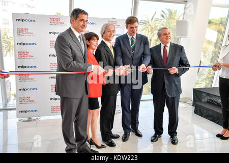 (171016) -- CANNES, 16 octobre 2017 (Xinhua) -- le maire adjoint de Cannes Frank Chikli, la présidente du Festival Palace Claire-Anne Reix, la vice-ministre de la coordination des politiques du ministère japonais de l'intérieur et de la communication Masahiko Tominaga, le directeur général de la promotion du commerce international du Centre russe d'exportation Mikhail Mamonov et le directeur général de Reed Midem Paul Zilk (de gauche à droite) ont coupé un ruban pour le MIPCOM 2017 à Cannes, le 16 octobre 2017. Le MIPCOM (marché international des programmes de communication) de quatre jours 2017 a débuté lundi. (Xinhua/Chen Yichen) (lrz) Banque D'Images