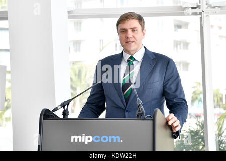 (171016) -- CANNES, 16 oct. 2017 (Xinhua) -- Mikhail Mamonov, Directeur général de la promotion du commerce international du Russian Export Center, s'adresse à la cérémonie d'inauguration du MIPCOM 2017 à Cannes, France, le 16 oct. 2017. Le MIPCOM (marché international des programmes de communication) de quatre jours 2017 a débuté lundi. (Xinhua/Chen Yichen) (lrz) Banque D'Images