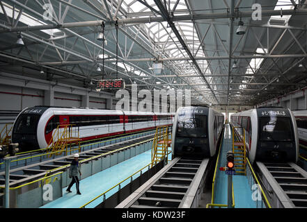 (171016) -- PÉKIN, 16 oct. 2017 (Xinhua) -- photo prise le 16 oct. 2017 montre des trains maglev au garage de Pékin, capitale de la Chine. La première ligne maglev moyenne-basse vitesse de Pékin devrait commencer à fonctionner à l'essai d'ici la fin de cette année. La ligne S1 de 10,2 km reliera les quartiers de la banlieue ouest de Mentougou et Shijingshan. (Xinhua/Zhang Chenlin)(mcg) Banque D'Images