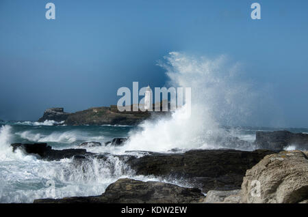 Godrevy, Cornwall, Royaume-Uni. 16 octobre 2017. La tour octogonale blanche de 26 mètres du phare de Godrevy dans la tempête d'ouragan Ophelia Cornwall uk 16-10-2017 crédit: kathleen White/Alay Live News Banque D'Images