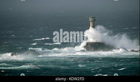 Fin des terres, Cornwall. 16th octobre 2017. Haute mer au phare de Longships, extrémité des terres, généré par l'ouragan Ophelia crédit: Bob Sharples/Alamy Live News Banque D'Images