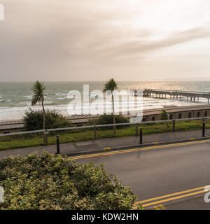 Boscombe, Dorset, UK, 16 octobre 2017. Ex-tempête tropicale et ex-l'ouragan Ophelia sur la côte sud. Des vents forts et des températures d'automne inhabituellement élevé accompagné le pour créer une tempête. Banque D'Images