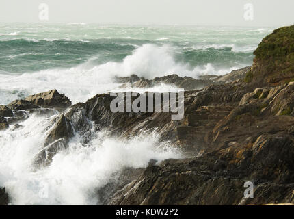 Newquay, Royaume-Uni. 16 Oct, 2017. Ex l'ouragan Ophelia. La moitié des touristes à long terme à sensations fortes mers énormes à Cribbar point, plage de Fistral. 16, octobre, 2017 Crédit : Robert Taylor/Alamy Live News Banque D'Images