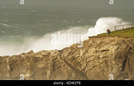 Newquay, Royaume-Uni. 16 Oct, 2017. Ex l'ouragan Ophelia. La moitié des touristes à long terme à sensations fortes mers énormes à Cribbar point, plage de Fistral. 16, octobre, 2017 Crédit : Robert Taylor/Alamy Live News Banque D'Images