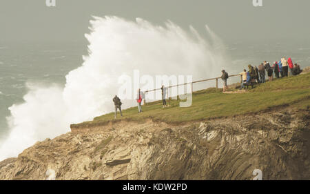 Newquay, Royaume-Uni. 16 Oct, 2017. Ex l'ouragan Ophelia. La moitié des touristes à long terme à sensations fortes mers énormes à Cribbar point, plage de Fistral. 16, octobre, 2017 Crédit : Robert Taylor/Alamy Live News Banque D'Images