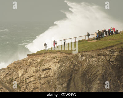 Newquay, Royaume-Uni. 16 Oct, 2017. Ex l'ouragan Ophelia. La moitié des touristes à long terme à sensations fortes mers énormes à Cribbar point, plage de Fistral. 16, octobre, 2017 Crédit : Robert Taylor/Alamy Live News Banque D'Images