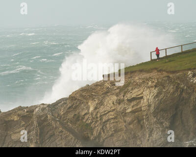 Newquay, Royaume-Uni. 16 Oct, 2017. Ex l'ouragan Ophelia. La moitié des touristes à long terme à sensations fortes mers énormes à Cribbar point, plage de Fistral. 16, octobre, 2017 Crédit : Robert Taylor/Alamy Live News Banque D'Images