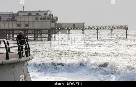 Aberystwyth, Pays de Galles, Royaume-Uni. 16 Oct, 2017. Météo France : Tempête Ophelia à Aberystwyth, Pays de Galles, UK,Royaume-uni,l'Europe. Les vents forts venant de la mer d'Irlande, avec rafales jusqu'à 70mph, pâte à la ville de La Baie de Cardigan Aberystwyth, Ceredigion, pays de Galles de l'Ouest. Le Met Office a émis des avertissements de l'ambre pour la région dans les restes de l'ouragan Ophelia atteindre UK. Un sort de très venteux est attendu aujourd'hui en association avec d'ex-Ophélie. Temps de trajet plus long et les annulations sont susceptibles, comme le transport routier, ferroviaire, aérien et maritime services peuvent être affectés aussi bien que quelques fermetures de pont. Crédit : Paul Quayle/Alamy Live News Banque D'Images