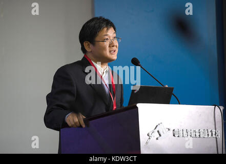 (171016) -- NANJING, 16 oct., 2017 (Xinhua) -- Wu Xuefeng, scientifique de l'Observatoire de la montagne pourpre, prend la parole lors d'une conférence de presse à l'observatoire de Nanjing, province du Jiangsu, dans l'est de la Chine, 16 oct. 2017. Des scientifiques chinois ont annoncé lundi l'observation de la «contrepartie optique» des ondes gravitationnelles provenant de la fusion de deux étoiles à neutrons binaires à l'aide d'un télescope de levé en Antarctique. Les ondes gravitationnelles ont été découvertes pour la première fois par le laser Interferometer Gravitational-Wave Observatory (LIGO) basé aux États-Unis le 17 août. Le télescope chinois a observé indépendamment OPT Banque D'Images