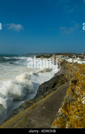 Porthleven, Cornwall, UK. 16 oct, 2017. storm ophelia, 16/10/2017 Cornwall, UK. storm batters ophelia sur la côte de Cornouailles de porthleven comme la marée affluaient. crédit : james pearce/Alamy live news Banque D'Images