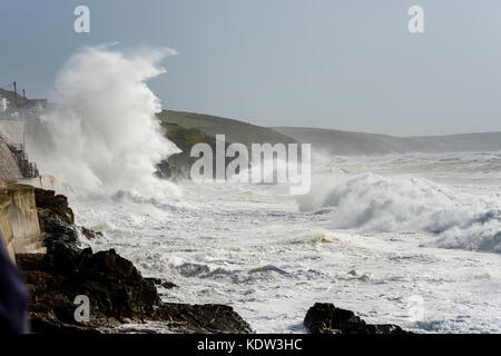 Porthleven, Cornwall, UK. 16 oct, 2017. storm ophelia, 16/10/2017 Cornwall, UK. storm batters ophelia sur la côte de Cornouailles de porthleven comme la marée affluaient. crédit : james pearce/Alamy live news Banque D'Images