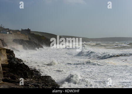 Porthleven, Cornwall, UK. 16 oct, 2017. storm ophelia, 16/10/2017 Cornwall, UK. storm batters ophelia sur la côte de Cornouailles de porthleven comme la marée affluaient. crédit : james pearce/Alamy live news Banque D'Images