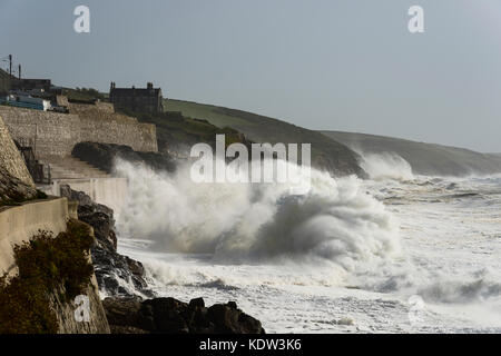 Porthleven, Cornwall, UK. 16 oct, 2017. storm ophelia, 16/10/2017 Cornwall, UK. storm batters ophelia sur la côte de Cornouailles de porthleven comme la marée affluaient. crédit : james pearce/Alamy live news Banque D'Images