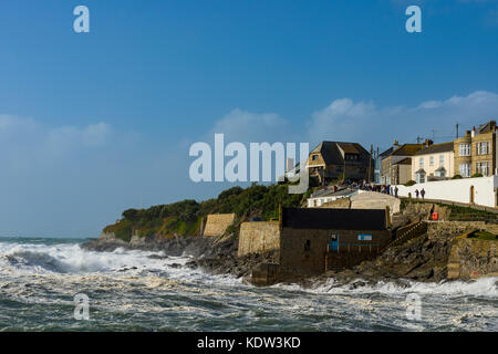 Porthleven, Cornwall, UK. 16 oct, 2017. storm ophelia, 16/10/2017 Cornwall, UK. storm batters ophelia la côte de Cornouailles comme il a frappé aujourd'hui. crédit : james pearce/Alamy live news Banque D'Images