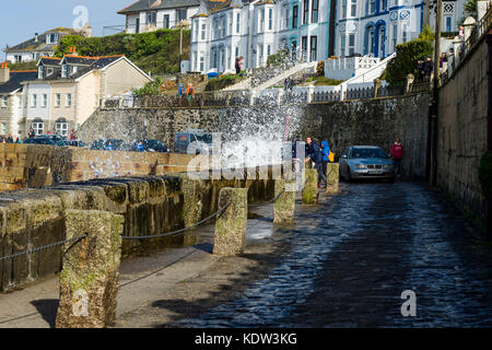 Porthleven, Cornwall, UK. 16 oct, 2017. storm ophelia, 16/10/2017 Cornwall, UK. storm batters ophelia la côte de Cornouailles comme il a frappé aujourd'hui. crédit : james pearce/Alamy live news Banque D'Images