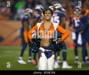 15 octobre 2017 : Denver Broncos cheerleader au cours du deuxième trimestre d'une semaine 6 de la NFL se rencontreront entre les Giants de New York et les Denver Broncos à Sports Authority Field at Mile High Stadium Denver CO, Scott D Stivason/Cal Sport Media Banque D'Images