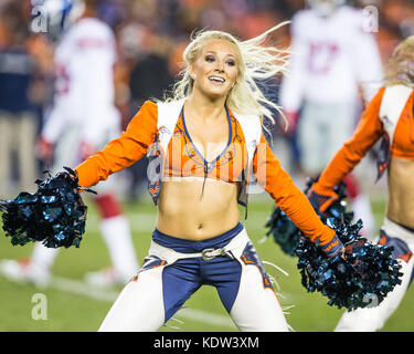 15 octobre 2017 : Denver Broncos cheerleaders au cours du deuxième trimestre d'une semaine 6 de la NFL se rencontreront entre les Giants de New York et les Denver Broncos à Sports Authority Field at Mile High Stadium Denver CO, Scott D Stivason/Cal Sport Media Banque D'Images