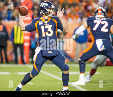 15 octobre 2017 : Denver Broncos quarterback Trevor Siemian (13) revient à passer au cours du deuxième trimestre d'une semaine 6 de la NFL se rencontreront entre les Giants de New York et les Denver Broncos à Sports Authority Field at Mile High Stadium Denver CO, Scott D Stivason/Cal Sport Media Banque D'Images