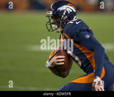 15 octobre 2017 : Denver Broncos wide receiver Emmanuel Sanders (10) s'occupe de la balle pendant le premier trimestre d'une semaine 6 de la NFL se rencontreront entre les Giants de New York et les Denver Broncos à Sports Authority Field at Mile High Stadium Denver CO, Scott D Stivason/Cal Sport Media Banque D'Images