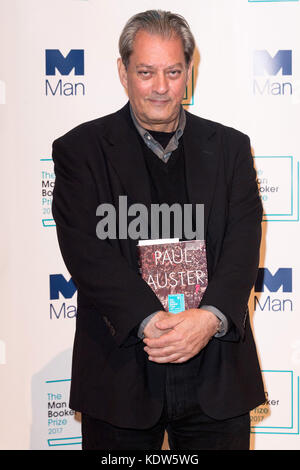 Londres, Royaume-Uni. 16 octobre 2017. Paul Auster pose avec son livre 4321 lors d'une photocall au Royal Festival Hall de Londres, Grande-Bretagne, le 16 octobre 2017, un jour avant l'annonce du livre gagnant du Man Booker Prize 2017. Six romanciers ont été présélectionnés pour le Man Booker Prize 2017, un prix littéraire décerné pour le meilleur roman original en anglais. Crédit : Ray Tang/Xinhua/Alamy Live News Banque D'Images