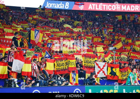 Madrid, Espagne. 14 octobre 2017. Vue générale Football/Football : le public qui tient le drapeau espagnol lors du match espagnol 'la Liga Santander' entre l'Atletico de Madrid 1-1 FC Barcelone au stade Wanda Metropolitano de Madrid, Espagne . Crédit : Mutsu Kawamori/AFLO/Alamy Live News Banque D'Images