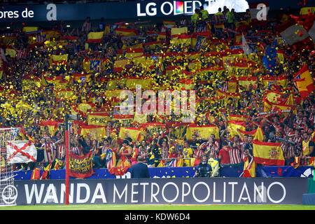 Madrid, Espagne. 14 octobre 2017. Vue générale Football/Football : le public qui tient le drapeau espagnol lors du match espagnol 'la Liga Santander' entre l'Atletico de Madrid 1-1 FC Barcelone au stade Wanda Metropolitano de Madrid, Espagne . Crédit : Mutsu Kawamori/AFLO/Alamy Live News Banque D'Images