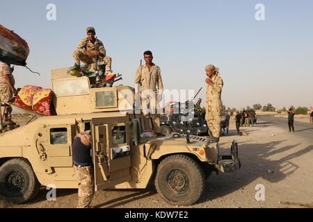 Kirkuk (Irak. 17 octobre 2017. Des soldats irakiens sont vus à la base aérienne K1 dans le nord-ouest de la ville de Kirkouk, Irak le 16 octobre 2017. Lundi, les forces de sécurité irakiennes ont entièrement repris la ville de Kirkouk et pris le contrôle du bâtiment gouvernemental après le retrait des forces kurdes de la ville, a déclaré une source locale de sécurité à Xinhua. Crédit : Khalil Dawood) (YK/Xinhua/Alamy Live News Banque D'Images