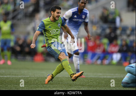 Seattle, Washington, USA. 15 Oct, 2017. Le milieu de terrain des sondeurs VICTOR RODRIGUEZ (8) montres son tir aller dans pour un plomb comme Seattle 1-0 FC Dallas visite les Sounders de Seattle pour un match de MLS Siècle Lien Field à Seattle, WA. Crédit : Jeff Halstead/ZUMA/Alamy Fil Live News Banque D'Images