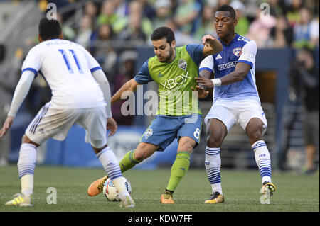 Seattle, Washington, USA. 15 Oct, 2017. Le milieu de terrain des sondeurs VICTOR RODRIGUEZ (8) prend un coup contre la défense de Dallas comme FC Dallas visite les Sounders de Seattle pour un match de MLS Siècle Lien Field à Seattle, WA. Crédit : Jeff Halstead/ZUMA/Alamy Fil Live News Banque D'Images