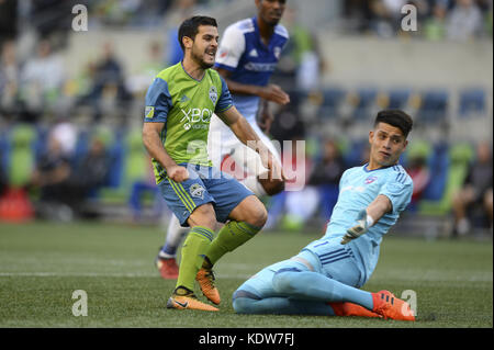 Seattle, Washington, USA. 15 Oct, 2017. Le milieu de terrain des sondeurs VICTOR RODRIGUEZ (8) montres son tir obtenez par Dallas JESSE gardien GONZOLAZ (1) pour un plomb comme Seattle 1-0 FC Dallas visite les Sounders de Seattle pour un match de MLS Siècle Lien Field à Seattle, WA. Crédit : Jeff Halstead/ZUMA/Alamy Fil Live News Banque D'Images