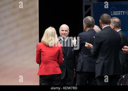 Philadelphie, Pennsylvanie, USA. 16 oct, 2017. Le sénateur John Mccain, d'arriver à la cérémonie de remise de la médaille de la liberté au National Constitution Center de Philadelphie pa credit : ricky fitchett/zuma/Alamy fil live news Banque D'Images