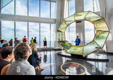 Un guide informe les touristes sur l'histoire de New York City à un observatoire mondial, au World Trade Center, New York, NY, USA Banque D'Images