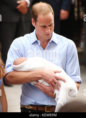 Londres, ANGLETERRE - 23 JUILLET : Prince William, duc de Cambridge et Catherine, duchesse de Cambridge, quitte la Lindo Wing avec leur fils nouveau-né à l'hôpital St Mary's le 23 juillet 2013 à Londres, Angleterre. La duchesse de Cambridge a donné naissance hier à un garçon à 16.24 CEST et pesant 8lb 6 oz, avec le prince William à son côté. Le bébé, encore sans nom, est le troisième en ligne du trône et devient le prince de Cambridge. Personnes: Prince WILLIAM  CATHERINE MIDDLETON Réf. Transmission: MNCUK1 crédit: Hoo-Me.com/MediaPunch ***NO UK*** Banque D'Images