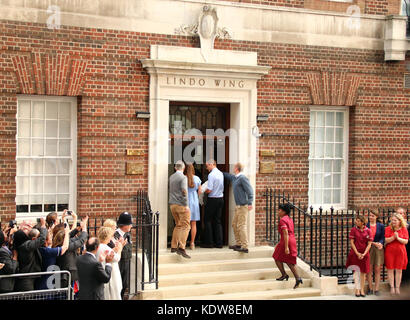 Londres, ANGLETERRE - 23 JUILLET : Prince William, duc de Cambridge et Catherine, duchesse de Cambridge, quitte la Lindo Wing avec leur fils nouveau-né à l'hôpital St Mary's le 23 juillet 2013 à Londres, Angleterre. La duchesse de Cambridge a donné naissance hier à un garçon à 16.24 CEST et pesant 8lb 6 oz, avec le prince William à son côté. Le bébé, encore sans nom, est le troisième en ligne du trône et devient le prince de Cambridge. Personnes: Prince WILLIAM  CATHERINE MIDDLETON Réf. Transmission: MNCUK1 crédit: Hoo-Me.com/MediaPunch ***NO UK*** Banque D'Images