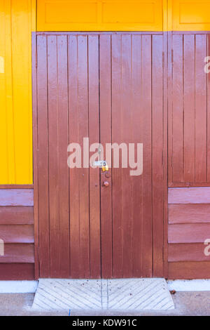 Vieille porte en bois brun Banque D'Images