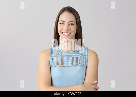 Face portrait of a happy woman folding arms vous regarde isolé sur fond gris Banque D'Images