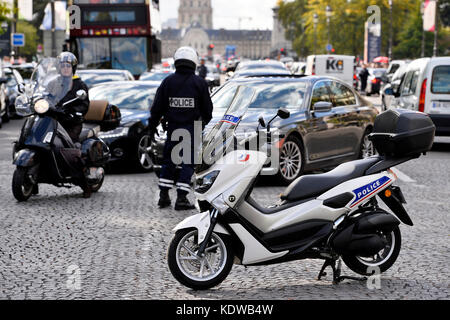 Policier chargé de la réglementation de la circulation, Paris - France Banque D'Images