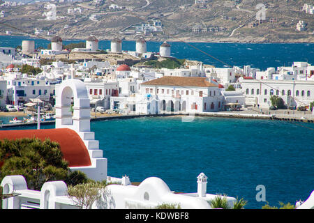 Blick auf mykonos-Stadt mit seinen bekannten windmuehlen, Mykonos, Canaries, aegaeis, Griechenland, mittelmeer, europa | Vue sur Mykonos-ville avec t Banque D'Images